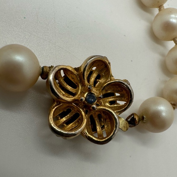 Vintage gold tone flower clasp faux crème colored pearl necklace - Picture 6 of 6